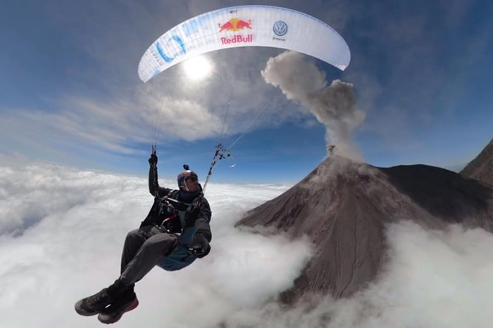 西班牙极限运动好手Horacio Llorens Fernandez冒险乘滑翔伞飞越位危地马拉富埃戈火山