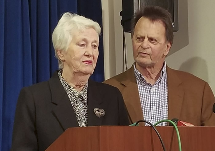 哈德曼(右)及其妻子玛丽(左)出席记者会。