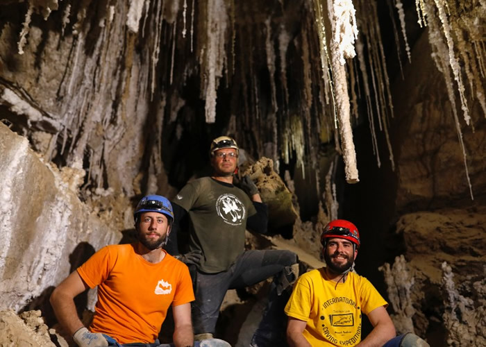 奈格夫(中)与众人完成了探险任务。