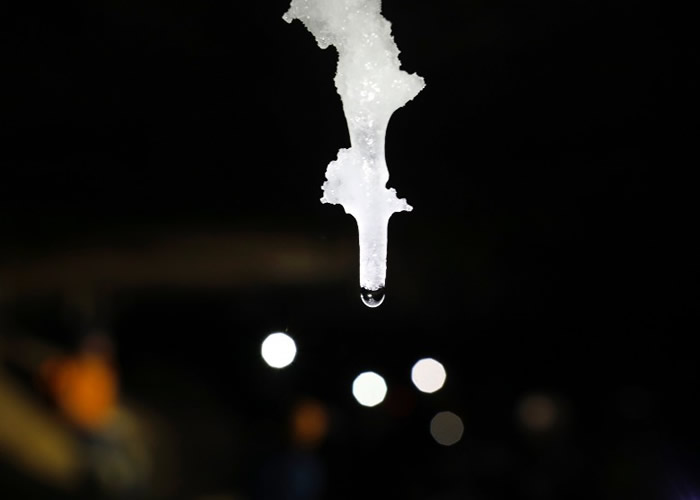 盐水从钟乳石滴下。