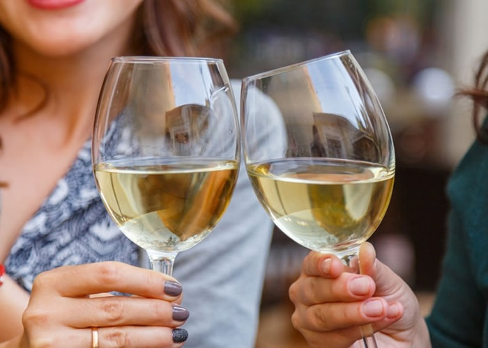 女性每周饮750毫升酒等于吸10支烟 饮酒愈多患上癌症机会愈高