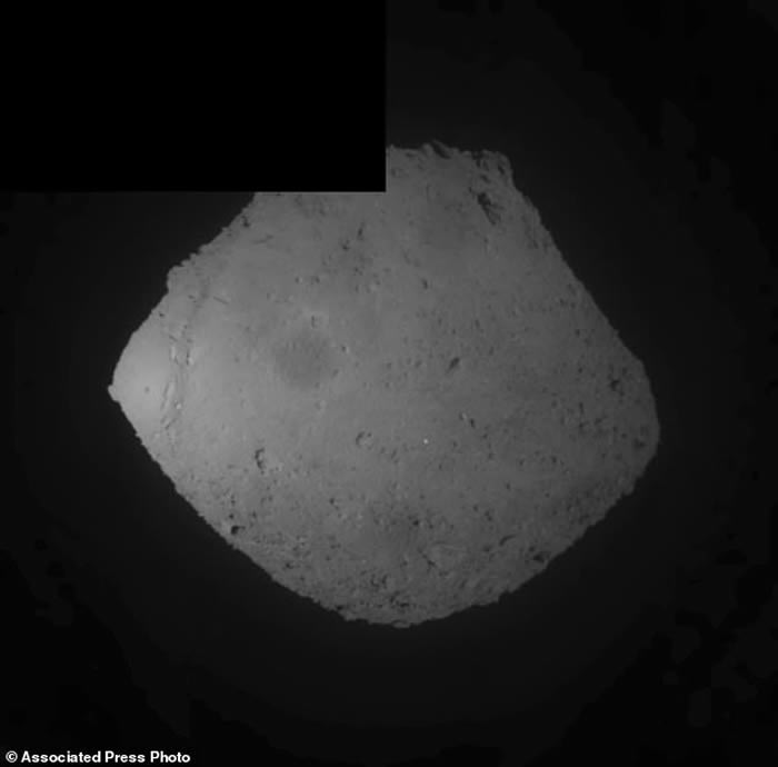 �ձ�������2����̽������С���ǡ�����������Ͷ����2.5����ͭ��ը������������