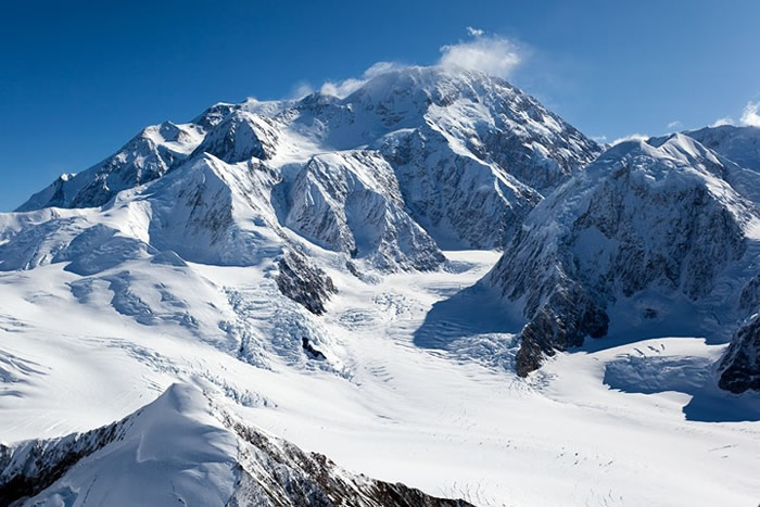 不少登山客挑战攀登卡希特纳冰川。