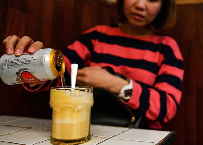 越南河内老城区数十年历史咖啡店推出鸡蛋啤酒 吸引大批客人青睐