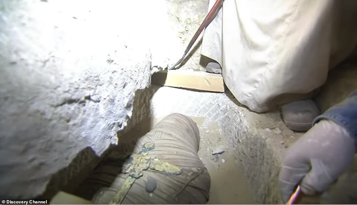 美国探索频道深入埃及古墓现场直播“开棺秀” 呈现2500年前大祭司棺木