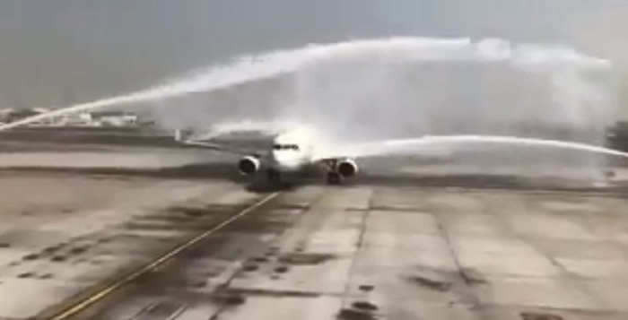 空中巴士A320-214班机降落迪拜机场接受“水炮礼”欢迎 意外被冲开紧急逃生门
