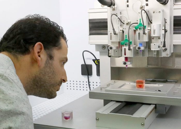 该人工心脏只有樱桃般大小。