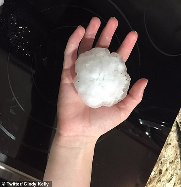 美国南部德州至亚拉巴马州受17股龙卷风吹袭