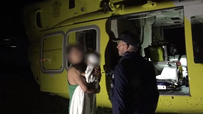 澳大利亚男子从一群野狗中营救出自己14个月大的孩子