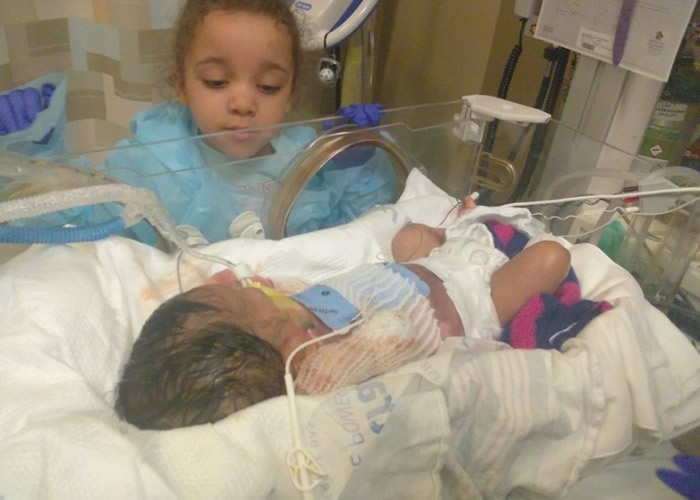 男婴身体不断渗出血水,浸湿身下垫褥。