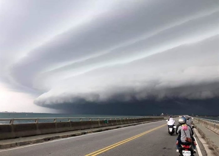 台湾澎湖雨前就出现“滩云”奇观