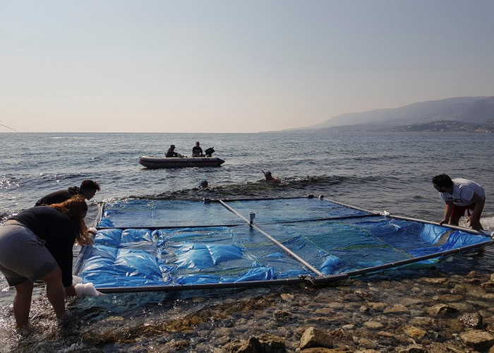 学生在岸边放下塑胶框架。