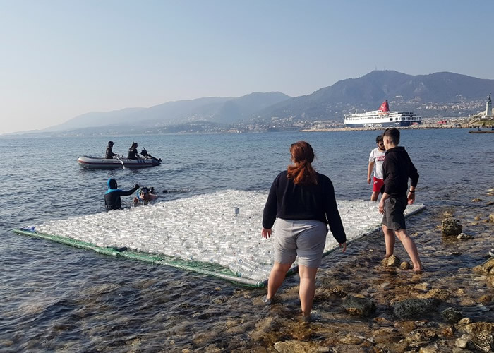 潜水员会将实验物料放在海上进行测试。