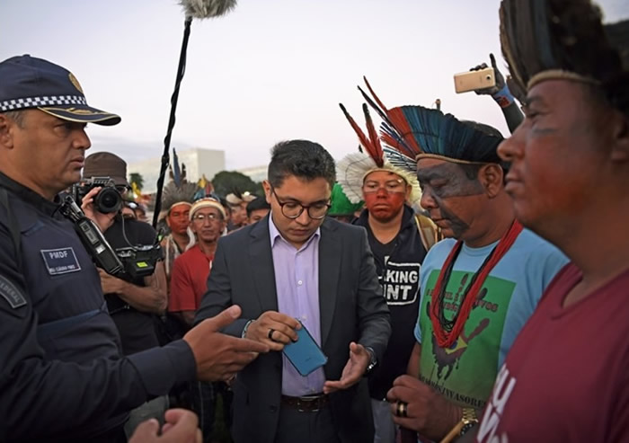 不满政府发展亚马逊森林 巴西数千原住民聚集首都示威