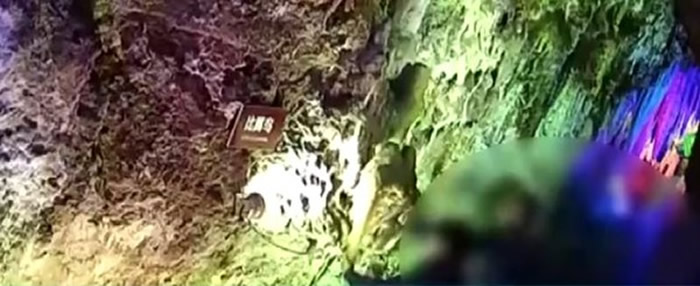 三名无良男子敲断钟乳石「比翼鸟」,偷走其中一只鸟。