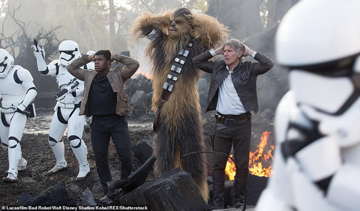 ���Ǽʴ�ս���еġ���Ϳ����˵�÷�ݣ�Peter Mayhew���������¿���˹�ݵļ������� ����74��