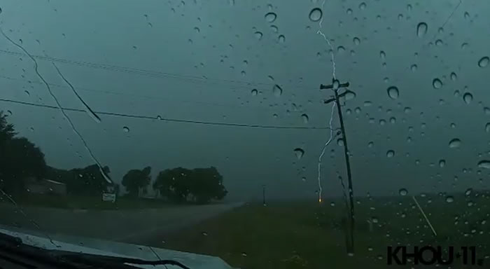 行车记录仪拍到一个地方连遭11次闪电雷击