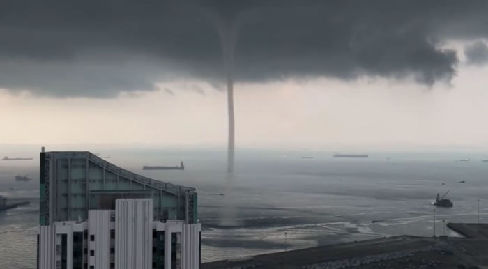 “水龙卷”!“龙吸水”接近新加坡商业区