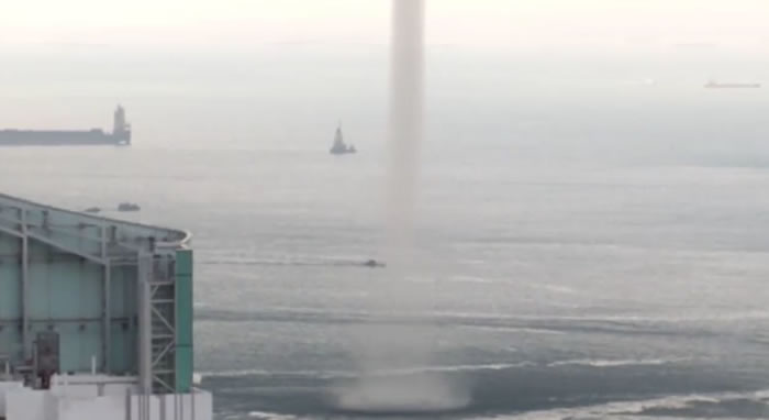 “水龙卷”!“龙吸水”接近新加坡商业区