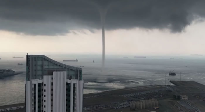 “水龙卷”!“龙吸水”接近新加坡商业区