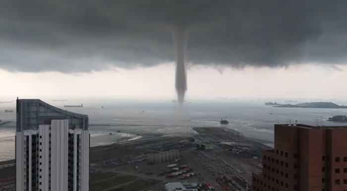 “水龙卷”!“龙吸水”接近新加坡商业区