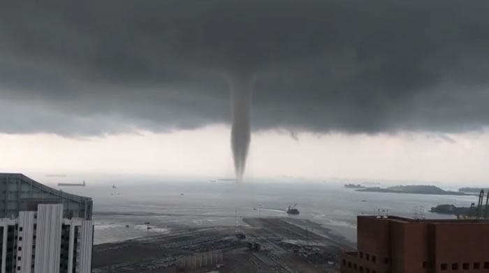 “水龙卷”!“龙吸水”接近新加坡商业区