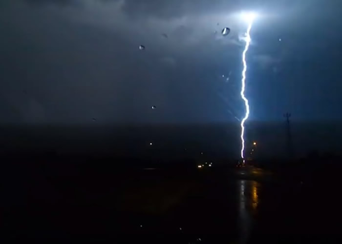 行车记录仪拍到一个地方连遭11次闪电雷击