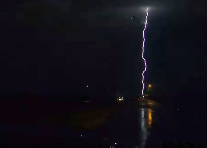 行车记录仪拍到一个地方连遭11次闪电雷击