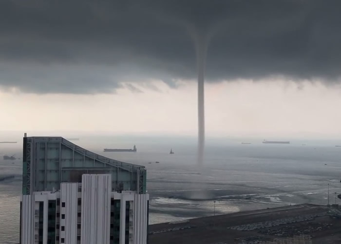 “水龙卷”!“龙吸水”接近新加坡商业区