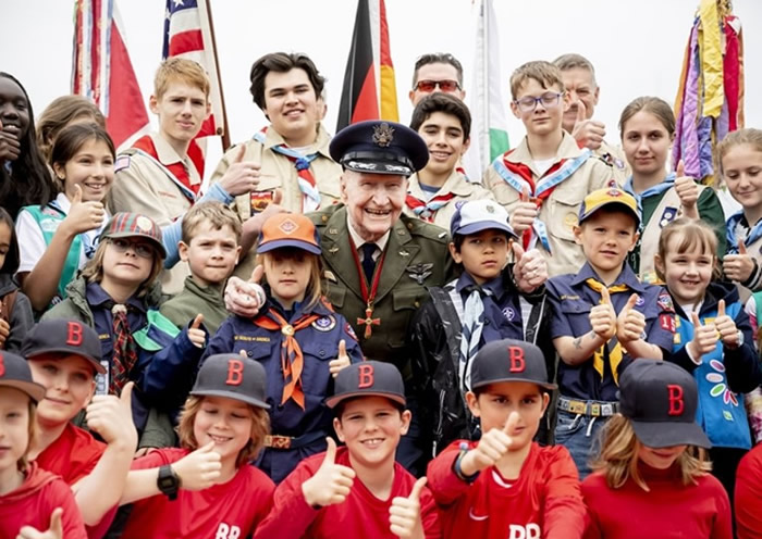 哈尔沃森日前出席解除封锁西柏林的周年纪念活动。