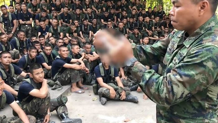 示范军人野地求生!壁虎惨遭泰国军方教官撕皮拉出脏器一口断头吃下肚