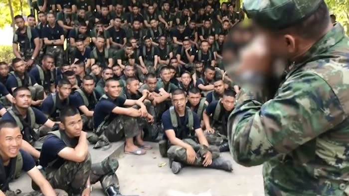 示范军人野地求生!壁虎惨遭泰国军方教官撕皮拉出脏器一口断头吃下肚