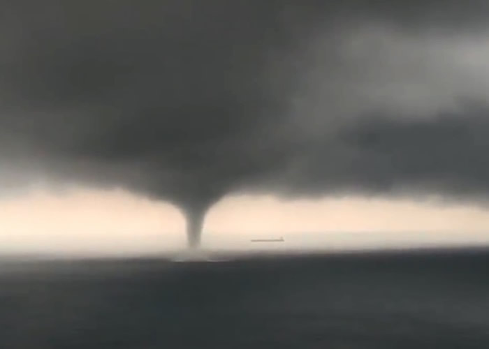 广东省阳江市海陵岛大角湾海面惊现“龙吸水”奇观 景区:比往年更大
