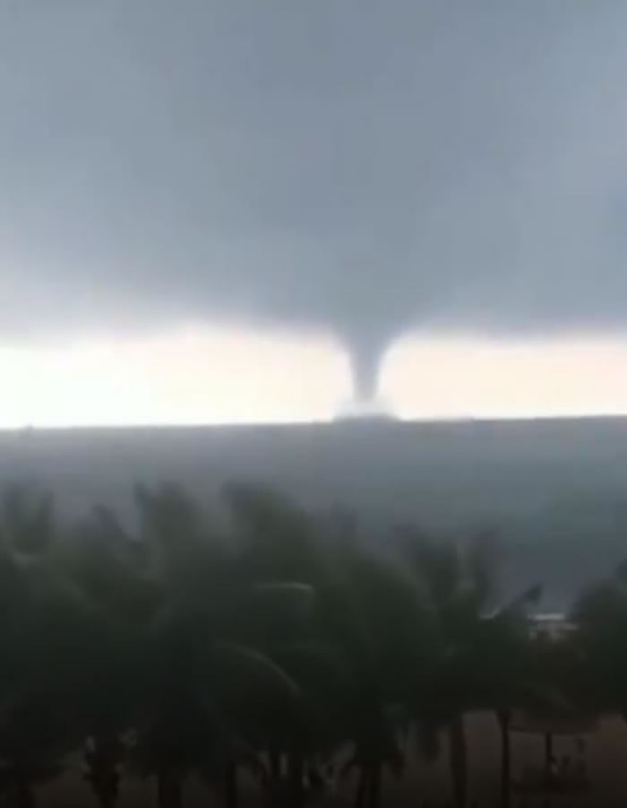 广东省阳江市海陵岛大角湾海面惊现“龙吸水”奇观 景区:比往年更大