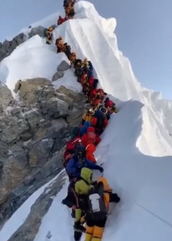 登山季的圣母峰(珠穆朗玛峰)成尸山 沿路及帐棚内都有尸体