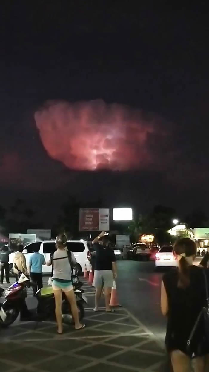新西兰男子在泰国布吉岛度假时拍到天空异象:神秘UFO雷电中现云间