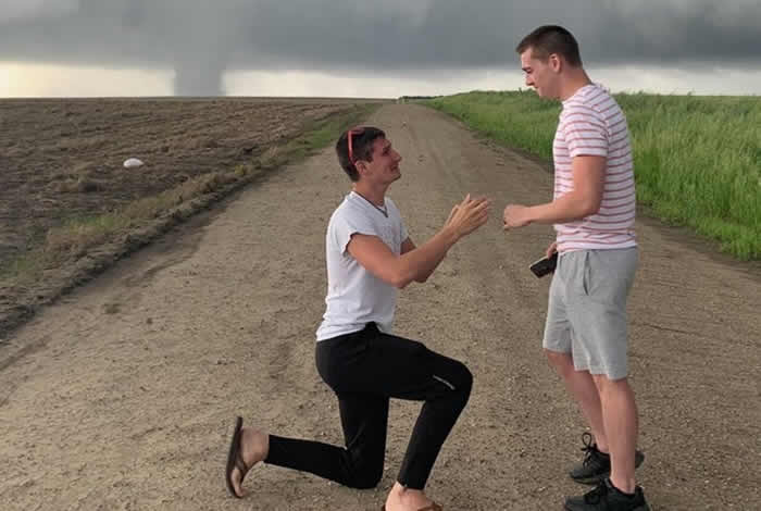 ��������˹���Ȱ�׷�������ѧ���ھ��͵�������������Ϯ֮�ʵ�ϥ�������������