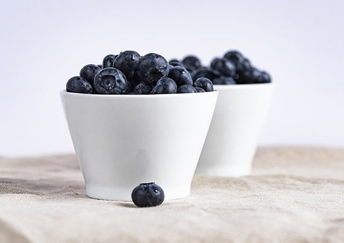 东英吉利大学研究发现每天吃一杯蓝莓可以降低患心血管疾病的风险