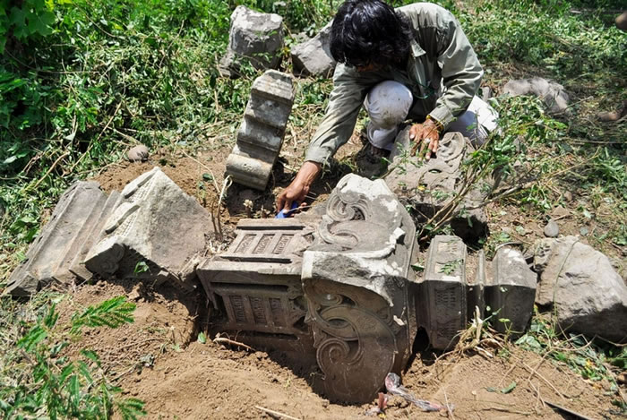 因 2004年印度洋海啸侵袭所暴露出来的历史性墓碑,激发了研究人员搜寻更久以前发生的海啸的证据。 PHOTOGRAPH COURTESY PATRICK DAL