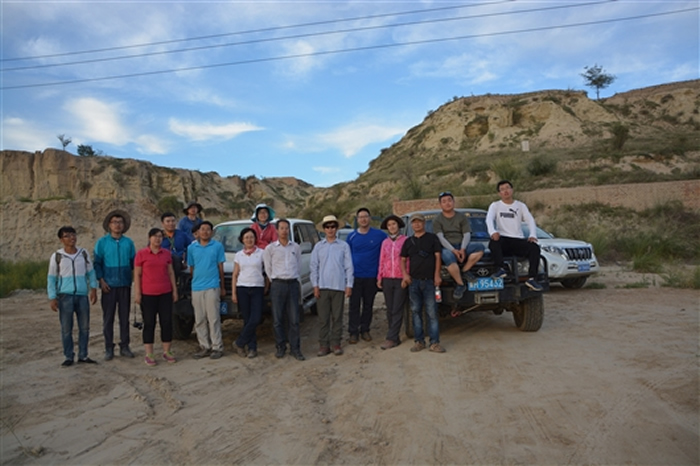 项目组对库布奇沙漠一古城遗址考察后合影留念