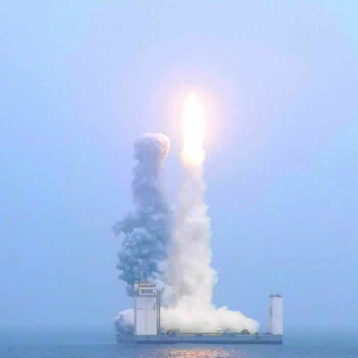 中国航天首次海上发射成功 长征11号运载火箭在黄海海域升空