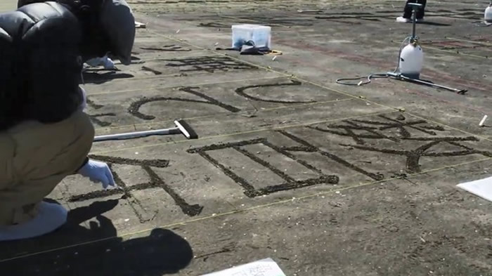 日本沙雕师保坂俊彦在沙滩制作新闻为海洋发声