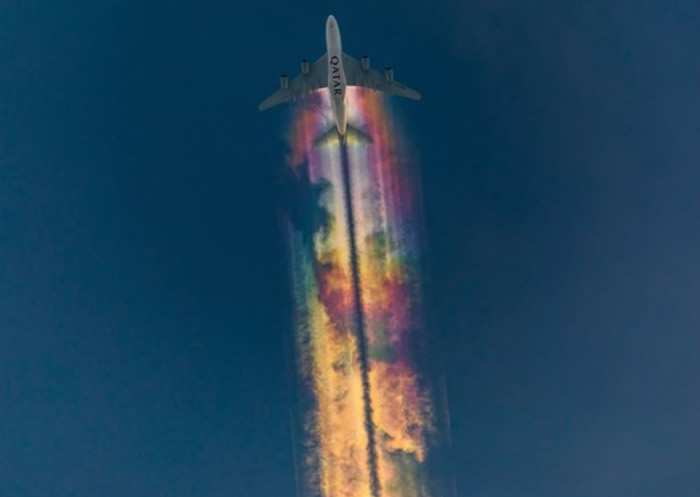 德国年轻摄影师拍摄到飞机在天空划出彩云奇景