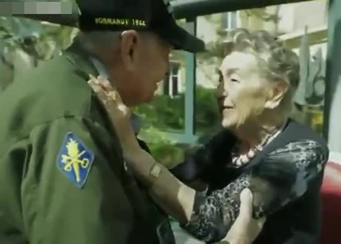 已经垂垂老矣的罗宾斯和加纳耶在老人院重逢。