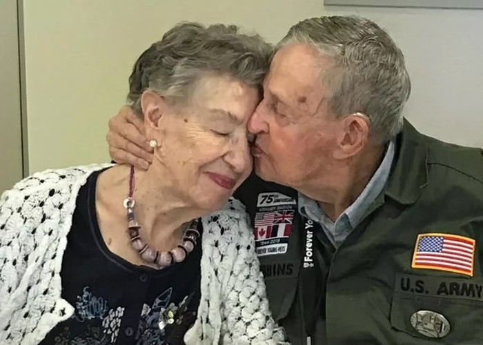 二人细讲平生,十分亲密。