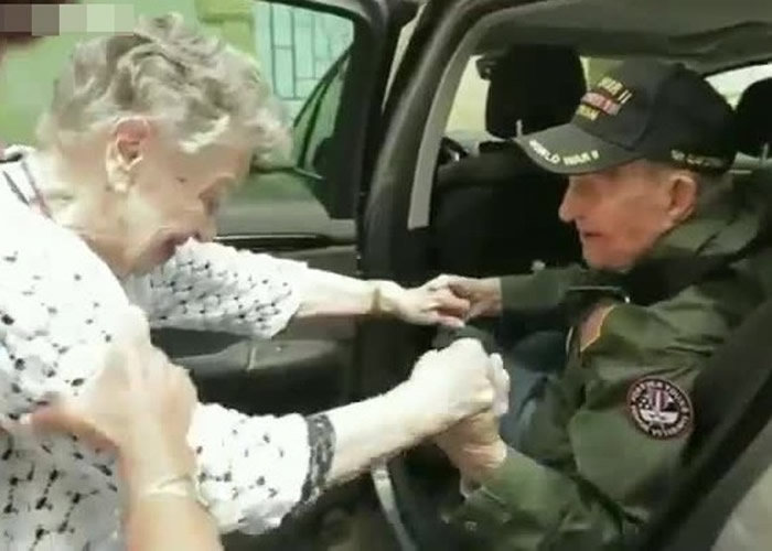 二人见面完毕后依依不舍。