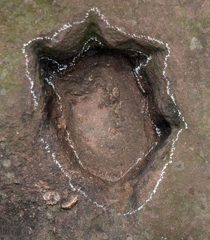 “李存孝打虎处”的“虎爪印”特写(摄影/邢立达)