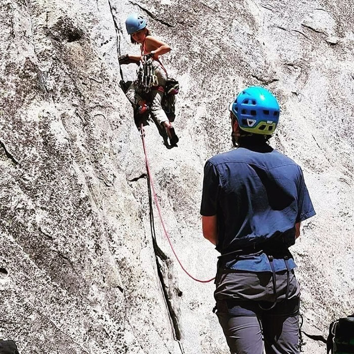 西拉(左)从小接受父亲施奈特(右)训练攀岩。