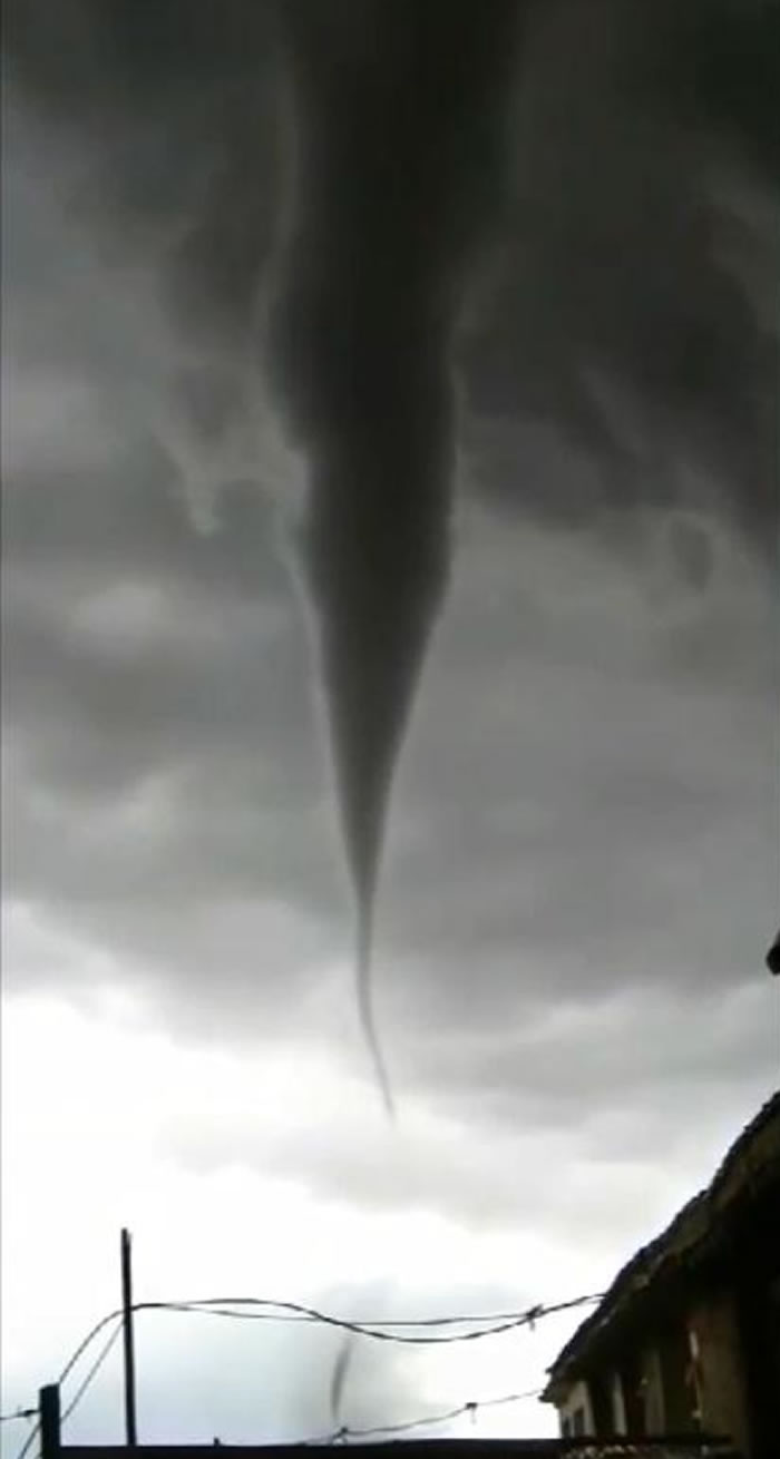 河北省张家口市尚义县大苏计乡龙卷风直插云霄 扯断树木电杆吹塌房屋