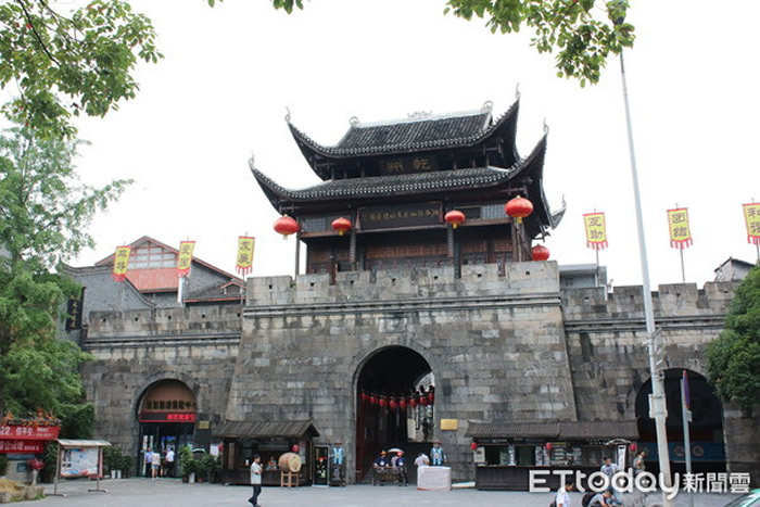 气势雄伟的古城入口。(图/记者王致凯摄)